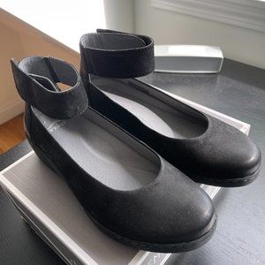 Dansko Emmie Black Burnished Suede Ankle Shoe